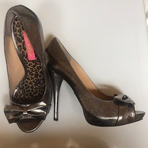 Betsy Johnson charcoal leather metallic bow heels